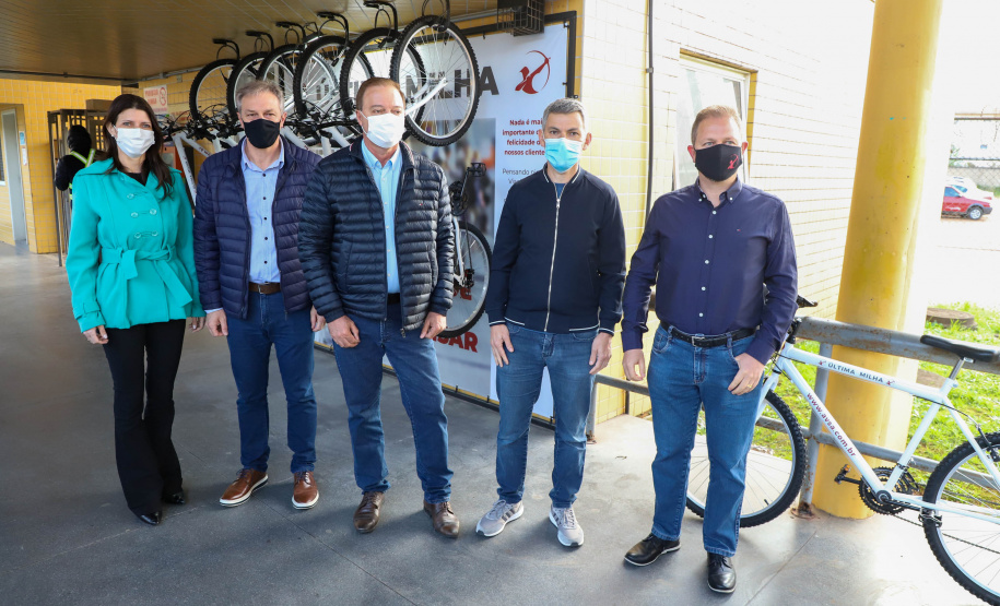 Para celebrar o Dia Mundial Sem Carro, comemorado todo início da primavera, em 22 de setembro, a Coordenação da Região Metropolitana de Curitiba (Comec) iniciou, em Colombo, uma ação para incentivar o uso de meios alternativos de transporte. Em parceria com a Viação Santo Ângelo, empresa operadora de ônibus, foi lançado nesta quarta-feira (22) o projeto Última Milha, que disponibiliza bicicletas para que os usuários do transporte coletivo utilizem até o seu destino final. Foto: Ari Dias/AEN
