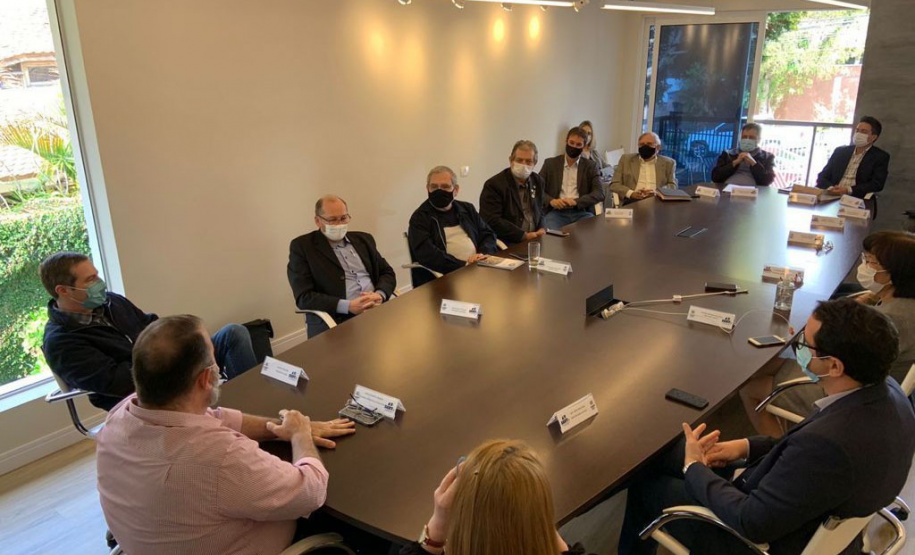 Com o objetivo de estreitar relações e entender as demandas das empresas de radiodifusão do Paraná, o secretário estadual da Comunicação Social e da Cultura, João Evaristo Debiasi, terá encontros mensais com empresários do setor no Estado. 
O primeiro encontro aconteceu já nesta quarta, na sede da Aerp, em Curitiba. Foto: Denis Godoi