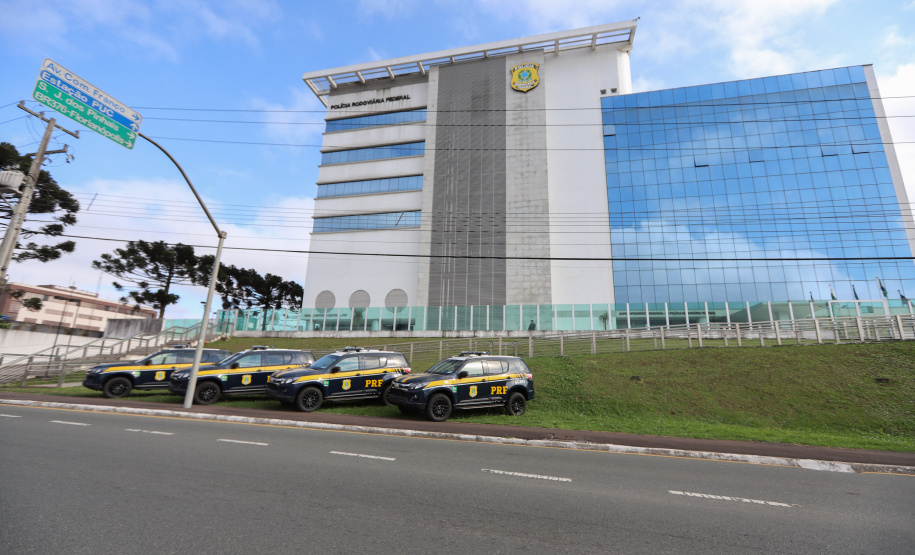 PRF O governador Carlos Massa Ratinho Junior entrega nesta quarta-feira (22), novas viaturas para a Polícia Rodoviária Federal (PRF) na sede da Superintendência no Paraná. - 22/09/2021 - Foto: Geraldo Bubniak/AEN