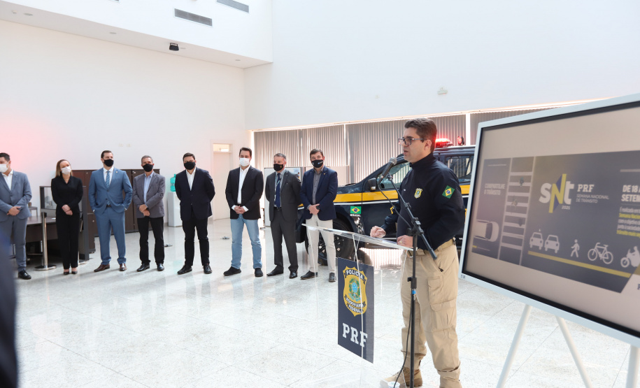 PRF O governador Carlos Massa Ratinho Junior entrega nesta quarta-feira (22), novas viaturas para a Polícia Rodoviária Federal (PRF) na sede da Superintendência no Paraná. Na foto, o Superintendente Regional, Antônio Paim de Abreu Junior. - 22/09/2021 - Foto: Geraldo Bubniak/AEN