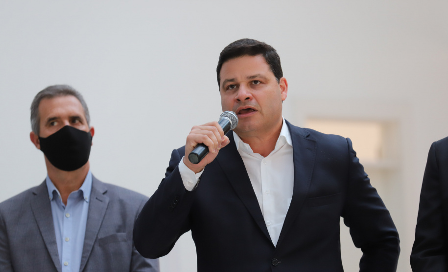 PRF O governador Carlos Massa Ratinho Junior entrega nesta quarta-feira (22), novas viaturas para a Polícia Rodoviária Federal (PRF) na sede da Superintendência no Paraná. Na foto, secretário de Estado da Infraestrutura e Logística, Sandro Alex - 22/09/2021 - Foto: Geraldo Bubniak/AEN