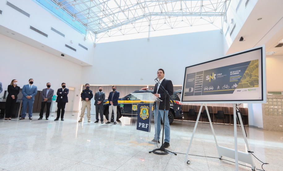 PRF O governador Carlos Massa Ratinho Junior entrega nesta quarta-feira (22), novas viaturas para a Polícia Rodoviária Federal (PRF) na sede da Superintendência no Paraná. - 22/09/2021 - Foto: Geraldo Bubniak/AEN
