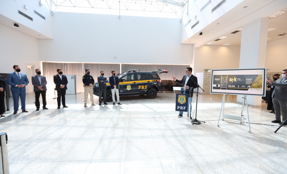PRF O governador Carlos Massa Ratinho Junior entrega nesta quarta-feira (22), novas viaturas para a Polícia Rodoviária Federal (PRF) na sede da Superintendência no Paraná. - 22/09/2021 - Foto: Geraldo Bubniak/AEN