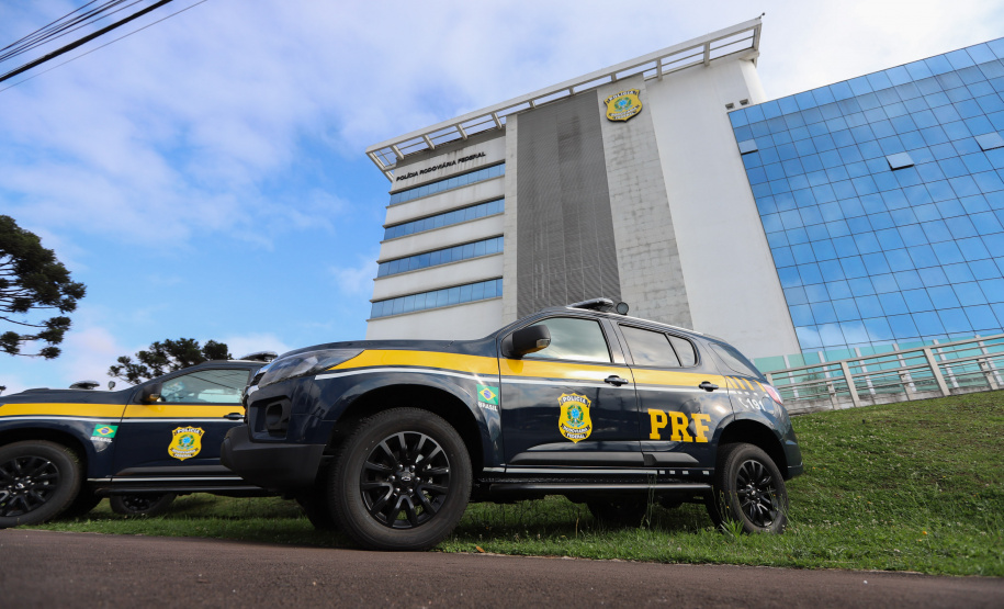 PRF O governador Carlos Massa Ratinho Junior entrega nesta quarta-feira (22), novas viaturas para a Polícia Rodoviária Federal (PRF) na sede da Superintendência no Paraná. - 22/09/2021 - Foto: Geraldo Bubniak/AEN