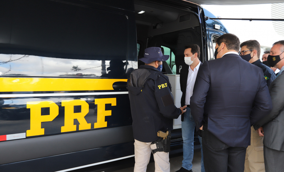 PRF O governador Carlos Massa Ratinho Junior entrega nesta quarta-feira (22), novas viaturas para a Polícia Rodoviária Federal (PRF) na sede da Superintendência no Paraná. - 22/09/2021 - Foto: Geraldo Bubniak/AEN
