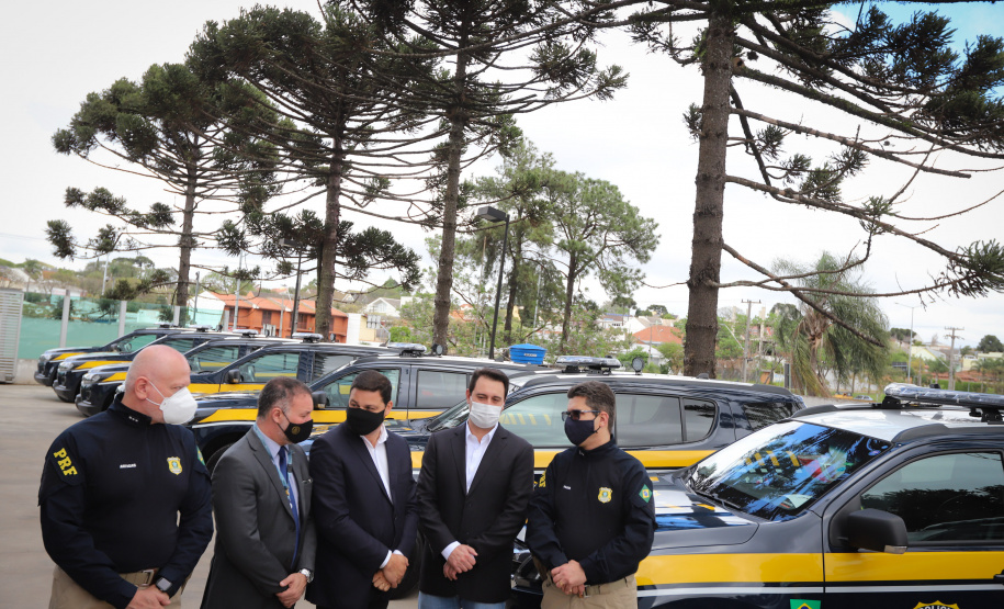 PRF O governador Carlos Massa Ratinho Junior entrega nesta quarta-feira (22), novas viaturas para a Polícia Rodoviária Federal (PRF) na sede da Superintendência no Paraná. - 22/09/2021 - Foto: Geraldo Bubniak/AEN