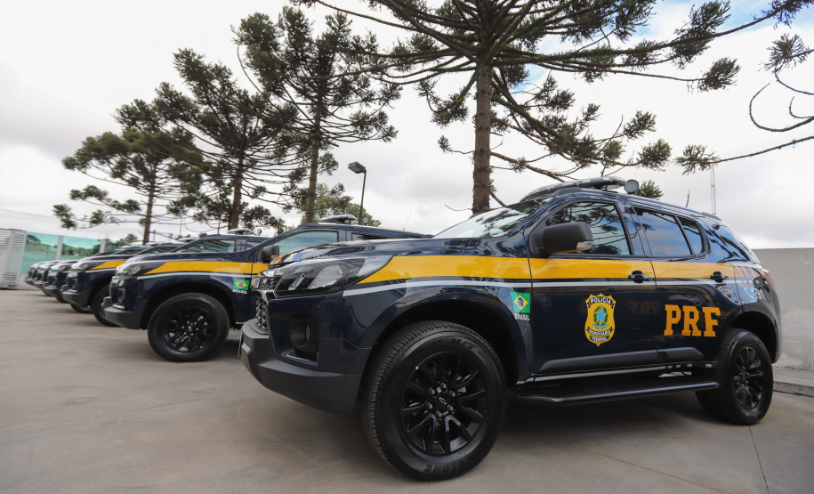 PRF O governador Carlos Massa Ratinho Junior entrega nesta quarta-feira (22), novas viaturas para a Polícia Rodoviária Federal (PRF) na sede da Superintendência no Paraná. - 22/09/2021 - Foto: Geraldo Bubniak/AEN