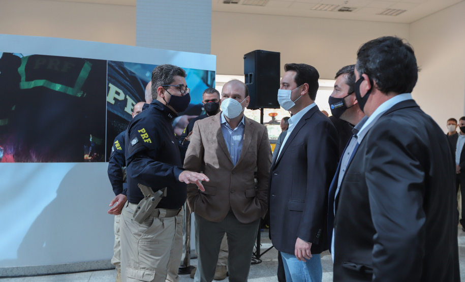 PRF O governador Carlos Massa Ratinho Junior entrega nesta quarta-feira (22), novas viaturas para a Polícia Rodoviária Federal (PRF) na sede da Superintendência no Paraná. - 22/09/2021 - Foto: Geraldo Bubniak/AEN