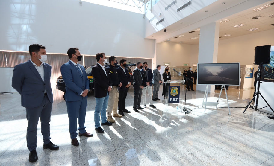 PRF O governador Carlos Massa Ratinho Junior entrega nesta quarta-feira (22), novas viaturas para a Polícia Rodoviária Federal (PRF) na sede da Superintendência no Paraná. - 22/09/2021 - Foto: Geraldo Bubniak/AEN