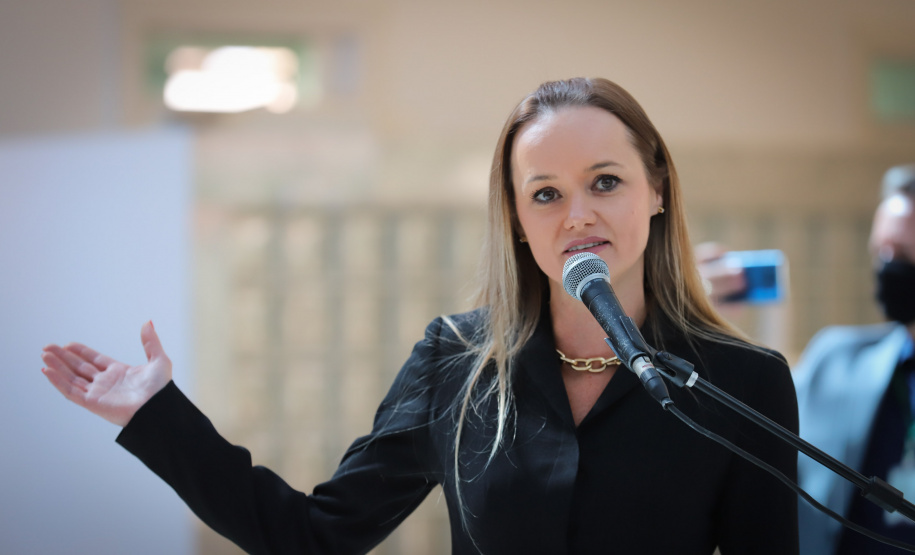 PRF O governador Carlos Massa Ratinho Junior entrega nesta quarta-feira (22), novas viaturas para a Polícia Rodoviária Federal (PRF) na sede da Superintendência no Paraná. Na foto, Diretora-presidente da CCR RodoNorte, Thais Caroline Borges - 22/09/2021 - Foto: Geraldo Bubniak/AEN