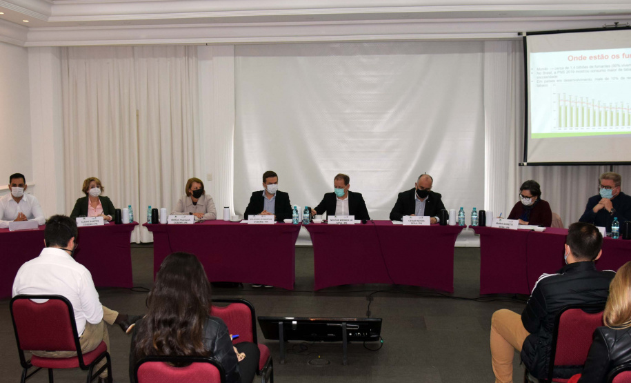 A vacinação contra a Covid-19 em adolescentes de 12 a 17 anos, com comorbidades no Paraná, foi pactuada na Comissão Intergestores Bipartite (CIB) nesta quarta-feira (22). O assunto já havia sido discutido pela Secretaria de Estado da Saúde (Sesa) e Conselho de Secretarias Municipais do Paraná (Cosems/PR) nesta terça-feira (21) e agora será oficializado em deliberação da CIB para cumprimento nos 399 municípios. Foto: Américo Antonio/SESA