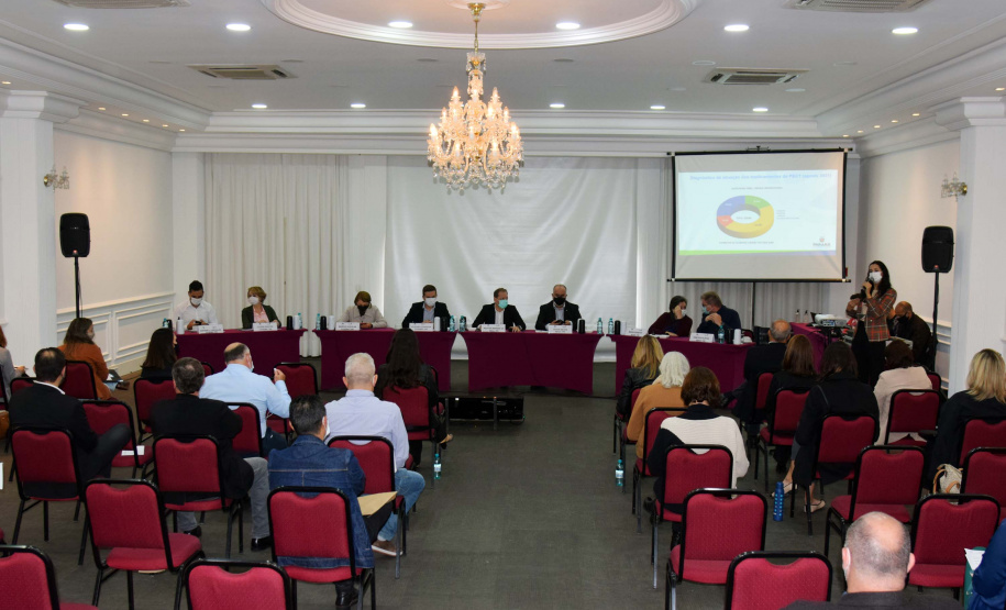 A vacinação contra a Covid-19 em adolescentes de 12 a 17 anos, com comorbidades no Paraná, foi pactuada na Comissão Intergestores Bipartite (CIB) nesta quarta-feira (22). O assunto já havia sido discutido pela Secretaria de Estado da Saúde (Sesa) e Conselho de Secretarias Municipais do Paraná (Cosems/PR) nesta terça-feira (21) e agora será oficializado em deliberação da CIB para cumprimento nos 399 municípios. Foto: Américo Antonio/SESA