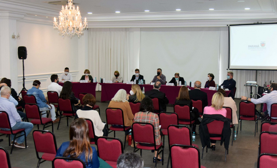 A vacinação contra a Covid-19 em adolescentes de 12 a 17 anos, com comorbidades no Paraná, foi pactuada na Comissão Intergestores Bipartite (CIB) nesta quarta-feira (22). O assunto já havia sido discutido pela Secretaria de Estado da Saúde (Sesa) e Conselho de Secretarias Municipais do Paraná (Cosems/PR) nesta terça-feira (21) e agora será oficializado em deliberação da CIB para cumprimento nos 399 municípios. Foto: Américo Antonio/SESA