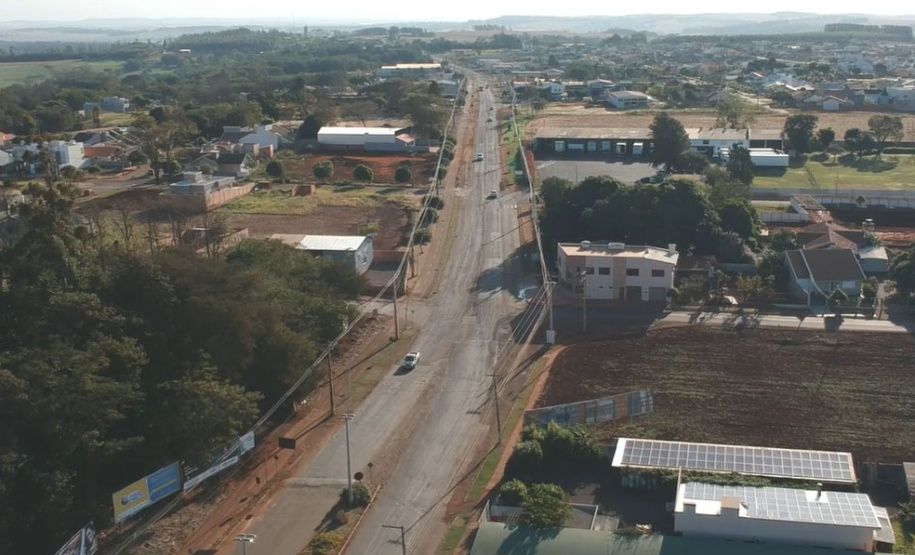 Marechal Cândido Rondon, no Oeste do Paraná, ganhará duas obras de infraestrutura muito aguardadas pela população. O governador Carlos Massa Ratinho Junior esteve no município nesta quarta-feira (22) e anunciou a liberação de cerca de R$ 22,8 milhões em recursos para a retomada do Contorno Oeste da cidade e para a remodelação da Avenida Rio Grande do Sul, uma das principais vias de entrada.