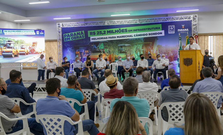 Marechal Cândido Rondon, no Oeste do Paraná, ganhará duas obras de infraestrutura muito aguardadas pela população. O governador Carlos Massa Ratinho Junior esteve no município nesta quarta-feira (22) e anunciou a liberação de cerca de R$ 22,8 milhões em recursos para a retomada do Contorno Oeste da cidade e para a remodelação da Avenida Rio Grande do Sul, uma das principais vias de entrada. 
Foto Gilson Abreu/AEN