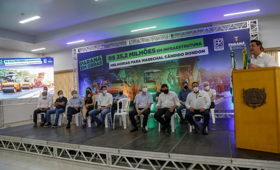 Marechal Cândido Rondon, no Oeste do Paraná, ganhará duas obras de infraestrutura muito aguardadas pela população. O governador Carlos Massa Ratinho Junior esteve no município nesta quarta-feira (22) e anunciou a liberação de cerca de R$ 22,8 milhões em recursos para a retomada do Contorno Oeste da cidade e para a remodelação da Avenida Rio Grande do Sul, uma das principais vias de entrada. 
Foto Gilson Abreu/AEN