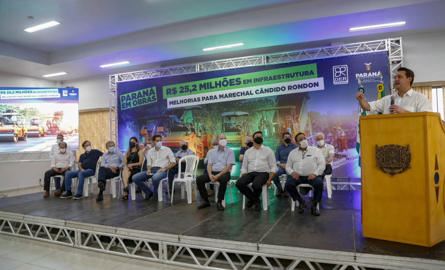 Marechal Cândido Rondon, no Oeste do Paraná, ganhará duas obras de infraestrutura muito aguardadas pela população. O governador Carlos Massa Ratinho Junior esteve no município nesta quarta-feira (22) e anunciou a liberação de cerca de R$ 22,8 milhões em recursos para a retomada do Contorno Oeste da cidade e para a remodelação da Avenida Rio Grande do Sul, uma das principais vias de entrada. 
Foto Gilson Abreu/AEN