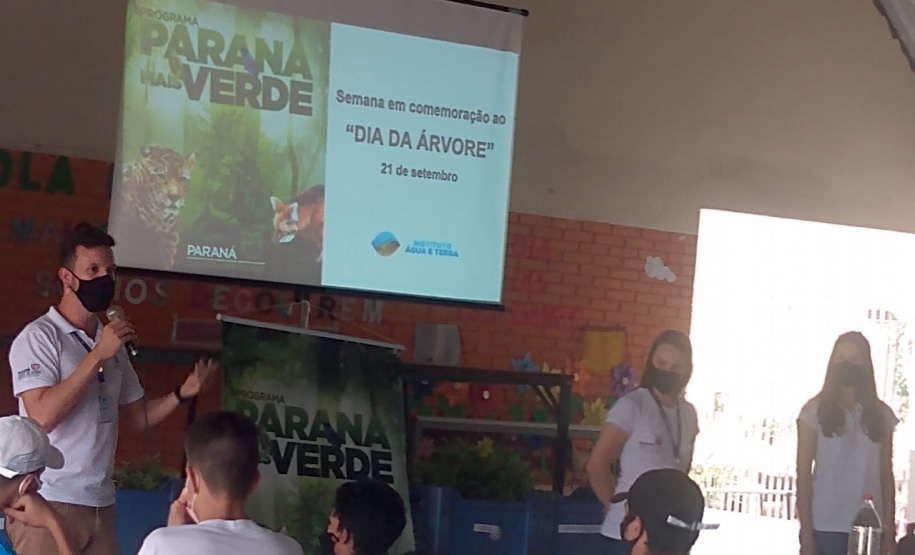 Em diversas cidades do Paraná, as ações em comemoração ao Dia da Árvore (21) ocorrem durante toda a semana. As iniciativas são promovidas pelos 21 Escritórios Regionais do Instituto Água e Terra (IAT) conforme a demanda de cada região. O IAT é um órgão vinculado à Secretaria de Estado do Desenvolvimento Sustentável e do Turismo (Sedest). -  Curitiba, 22/09/2021  -  Foto: IAT/SEDEST