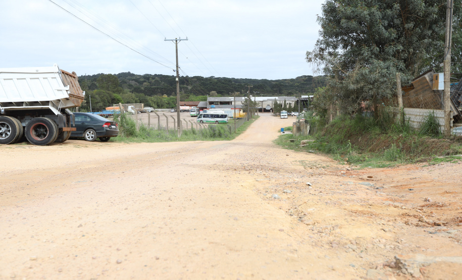 Mandirituba O governador Carlos Massa Ratinho Junior entrega nesta quinta-feira (23), em Mandirituba, na Região Metropolitana de Curitiba, 82 títulos de regularização fundiária para moradores dos bairros São João e Vila Queimados. E tambem libera R$ 1,3 milhão para pavimentação de vias. Rua Geraldo Claudino e a Rua Wilson Selusniak que receberao pavimentacao23/09/2021 - Foto: Geraldo Bubniak/AEN