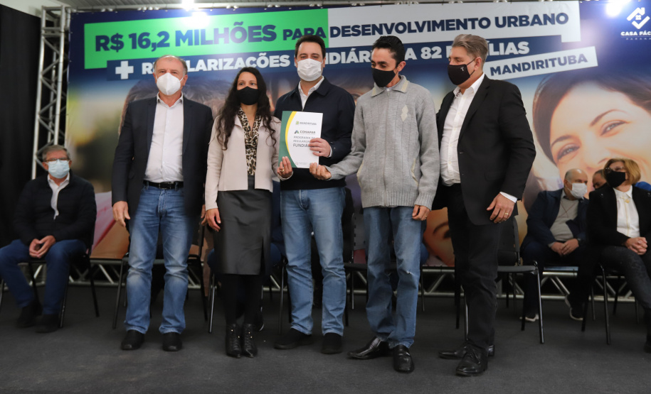 Mandirituba O governador Carlos Massa Ratinho Junior entrega nesta quinta-feira (23), em Mandirituba, na Região Metropolitana de Curitiba, 82 títulos de regularização fundiária para moradores dos bairros São João e Vila Queimados. E tambem libera R$ 1,3 milhão para pavimentação de vias. 23/09/2021 - Foto: Geraldo Bubniak/AEN
