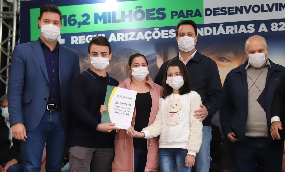 Mandirituba O governador Carlos Massa Ratinho Junior entrega nesta quinta-feira (23), em Mandirituba, na Região Metropolitana de Curitiba, 82 títulos de regularização fundiária para moradores dos bairros São João e Vila Queimados. E tambem libera R$ 1,3 milhão para pavimentação de vias. 23/09/2021 - Foto: Geraldo Bubniak/AEN