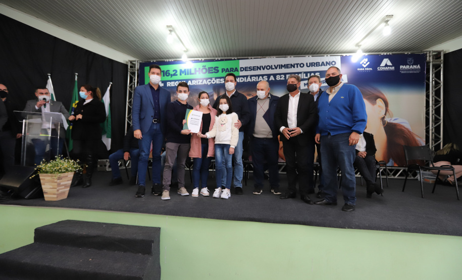 Mandirituba O governador Carlos Massa Ratinho Junior entrega nesta quinta-feira (23), em Mandirituba, na Região Metropolitana de Curitiba, 82 títulos de regularização fundiária para moradores dos bairros São João e Vila Queimados. E tambem libera R$ 1,3 milhão para pavimentação de vias. 23/09/2021 - Foto: Geraldo Bubniak/AEN