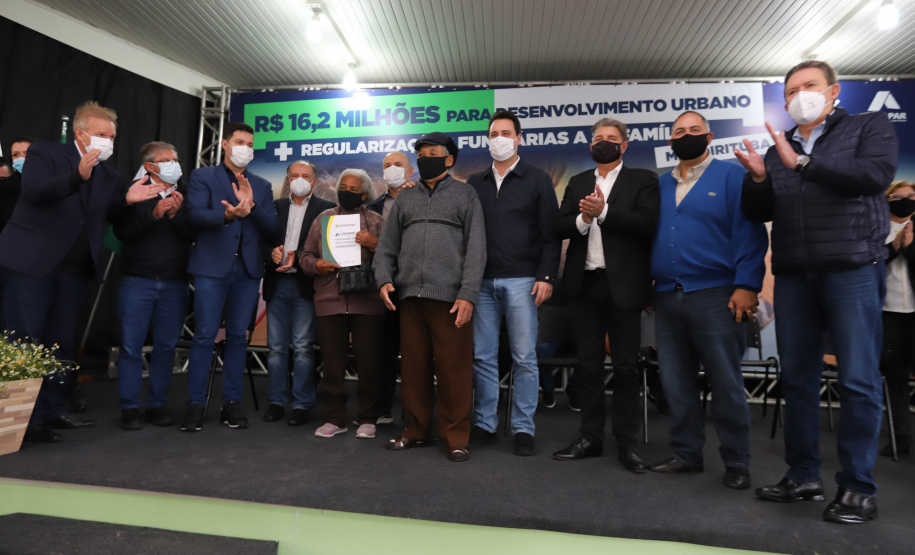 Mandirituba O governador Carlos Massa Ratinho Junior entrega nesta quinta-feira (23), em Mandirituba, na Região Metropolitana de Curitiba, 82 títulos de regularização fundiária para moradores dos bairros São João e Vila Queimados. E tambem libera R$ 1,3 milhão para pavimentação de vias. 23/09/2021 - Foto: Geraldo Bubniak/AEN