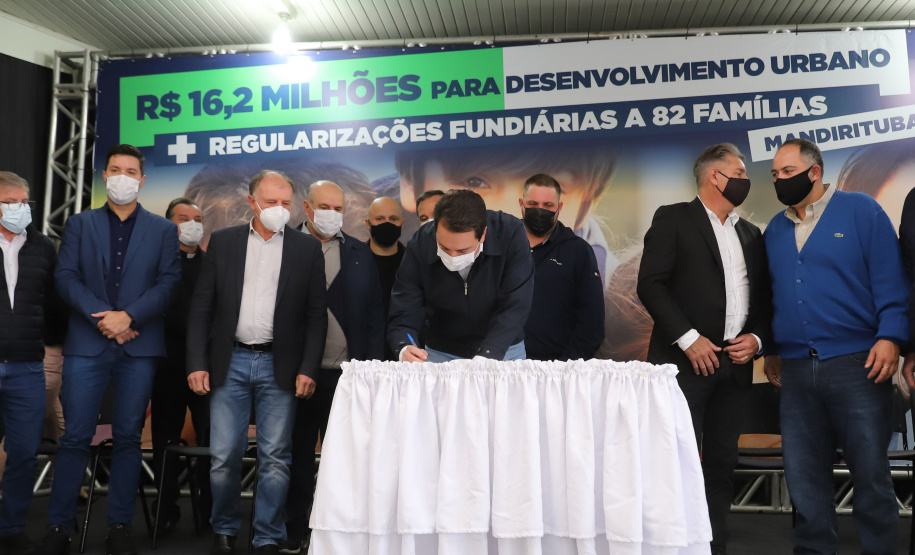 Mandirituba O governador Carlos Massa Ratinho Junior entrega nesta quinta-feira (23), em Mandirituba, na Região Metropolitana de Curitiba, 82 títulos de regularização fundiária para moradores dos bairros São João e Vila Queimados. E tambem libera R$ 1,3 milhão para pavimentação de vias. 23/09/2021 - Foto: Geraldo Bubniak/AEN