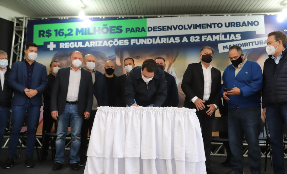 Mandirituba O governador Carlos Massa Ratinho Junior entrega nesta quinta-feira (23), em Mandirituba, na Região Metropolitana de Curitiba, 82 títulos de regularização fundiária para moradores dos bairros São João e Vila Queimados. E tambem libera R$ 1,3 milhão para pavimentação de vias. 23/09/2021 - Foto: Geraldo Bubniak/AEN