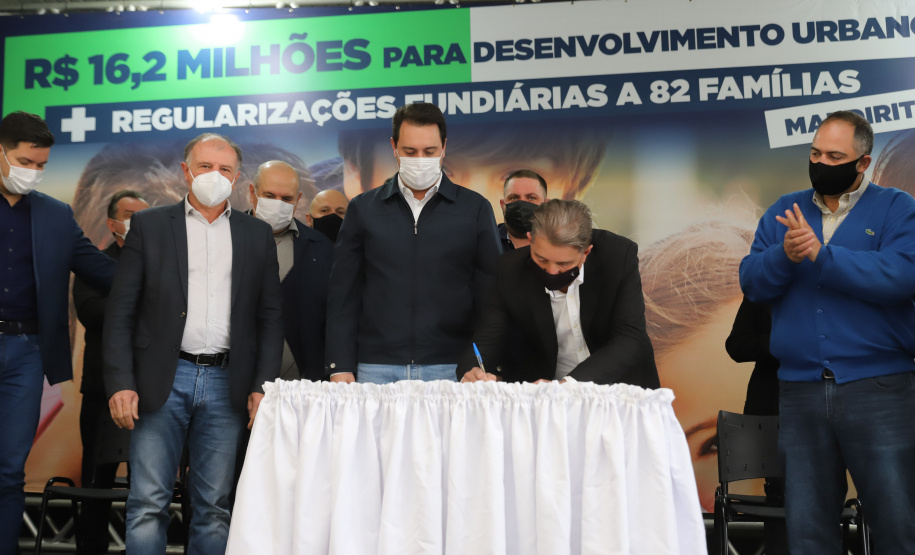 Mandirituba O governador Carlos Massa Ratinho Junior entrega nesta quinta-feira (23), em Mandirituba, na Região Metropolitana de Curitiba, 82 títulos de regularização fundiária para moradores dos bairros São João e Vila Queimados. E tambem libera R$ 1,3 milhão para pavimentação de vias. 23/09/2021 - Foto: Geraldo Bubniak/AEN