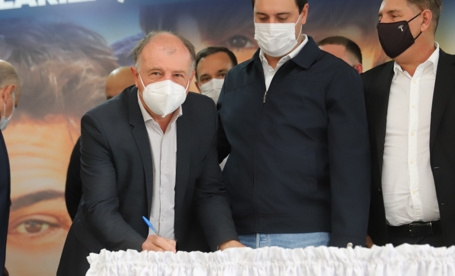 Mandirituba O governador Carlos Massa Ratinho Junior entrega nesta quinta-feira (23), em Mandirituba, na Região Metropolitana de Curitiba, 82 títulos de regularização fundiária para moradores dos bairros São João e Vila Queimados. E tambem libera R$ 1,3 milhão para pavimentação de vias. 23/09/2021 - Foto: Geraldo Bubniak/AEN