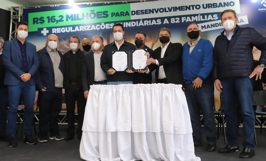 Mandirituba O governador Carlos Massa Ratinho Junior entrega nesta quinta-feira (23), em Mandirituba, na Região Metropolitana de Curitiba, 82 títulos de regularização fundiária para moradores dos bairros São João e Vila Queimados. E tambem libera R$ 1,3 milhão para pavimentação de vias. 23/09/2021 - Foto: Geraldo Bubniak/AEN