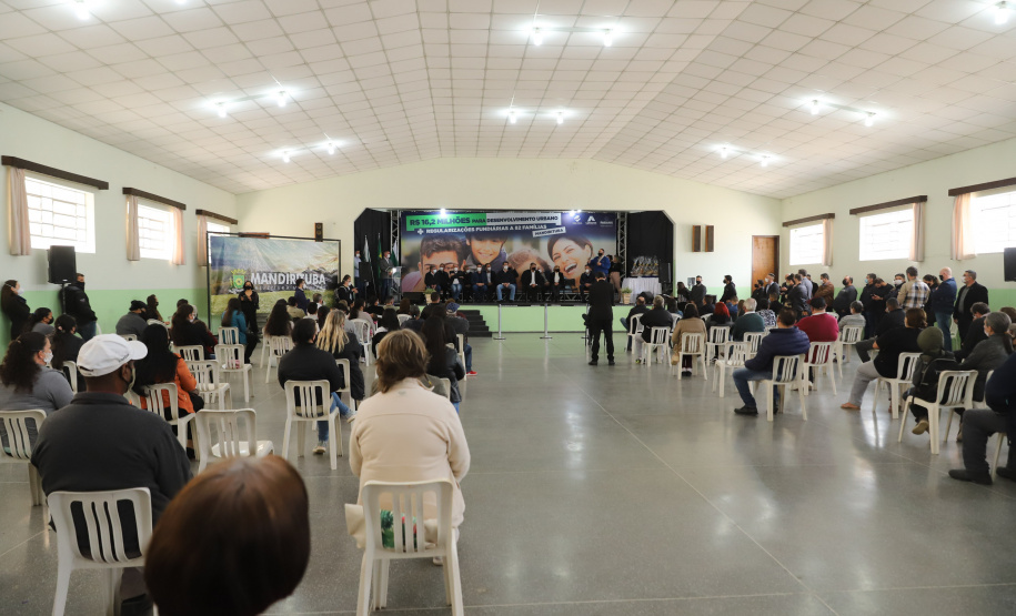 Mandirituba O governador Carlos Massa Ratinho Junior entrega nesta quinta-feira (23), em Mandirituba, na Região Metropolitana de Curitiba, 82 títulos de regularização fundiária para moradores dos bairros São João e Vila Queimados. E tambem libera R$ 1,3 milhão para pavimentação de vias. 23/09/2021 - Foto: Geraldo Bubniak/AEN