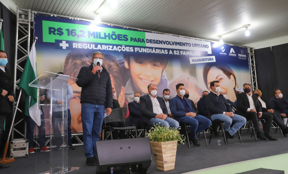 Mandirituba O governador Carlos Massa Ratinho Junior entrega nesta quinta-feira (23), em Mandirituba, na Região Metropolitana de Curitiba, 82 títulos de regularização fundiária para moradores dos bairros São João e Vila Queimados. E tambem libera R$ 1,3 milhão para pavimentação de vias. Na foto, presidente da Cohapar, Jorge Lange, 23/09/2021 - Foto: Geraldo Bubniak/AEN
