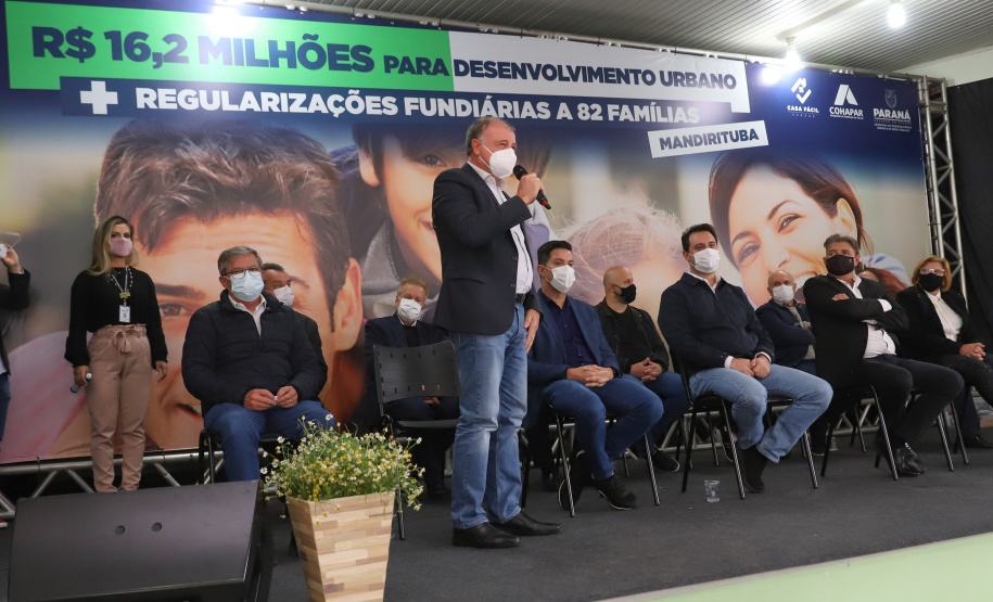 Mandirituba O governador Carlos Massa Ratinho Junior entrega nesta quinta-feira (23), em Mandirituba, na Região Metropolitana de Curitiba, 82 títulos de regularização fundiária para moradores dos bairros São João e Vila Queimados. E tambem libera R$ 1,3 milhão para pavimentação de vias. Na foto, o o secretário do Desenvolvimento Urbano e de Obras Públicas (SEDU), João Carlos Ortega,23/09/2021 - Foto: Geraldo Bubniak/AEN