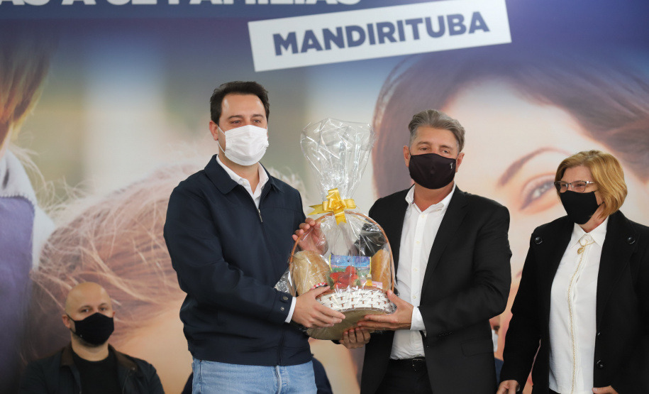 Mandirituba O governador Carlos Massa Ratinho Junior entrega nesta quinta-feira (23), em Mandirituba, na Região Metropolitana de Curitiba, 82 títulos de regularização fundiária para moradores dos bairros São João e Vila Queimados. E tambem libera R$ 1,3 milhão para pavimentação de vias. 23/09/2021 - Foto: Geraldo Bubniak/AEN