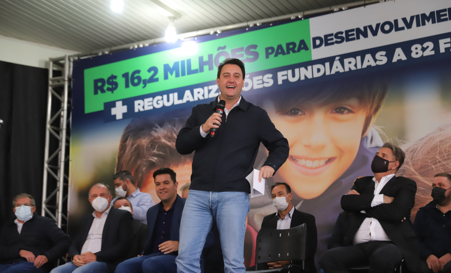 Mandirituba O governador Carlos Massa Ratinho Junior entrega nesta quinta-feira (23), em Mandirituba, na Região Metropolitana de Curitiba, 82 títulos de regularização fundiária para moradores dos bairros São João e Vila Queimados. E tambem libera R$ 1,3 milhão para pavimentação de vias. 23/09/2021 - Foto: Geraldo Bubniak/AEN