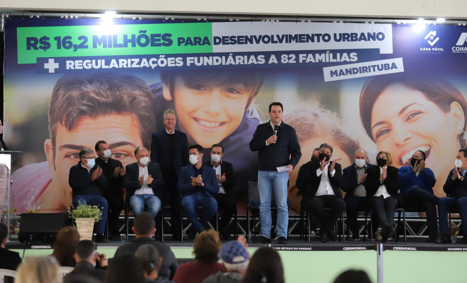 Mandirituba O governador Carlos Massa Ratinho Junior entrega nesta quinta-feira (23), em Mandirituba, na Região Metropolitana de Curitiba, 82 títulos de regularização fundiária para moradores dos bairros São João e Vila Queimados. E tambem libera R$ 1,3 milhão para pavimentação de vias. 23/09/2021 - Foto: Geraldo Bubniak/AEN