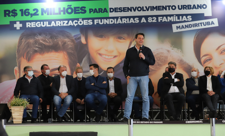 Mandirituba O governador Carlos Massa Ratinho Junior entrega nesta quinta-feira (23), em Mandirituba, na Região Metropolitana de Curitiba, 82 títulos de regularização fundiária para moradores dos bairros São João e Vila Queimados. E tambem libera R$ 1,3 milhão para pavimentação de vias. 23/09/2021 - Foto: Geraldo Bubniak/AEN