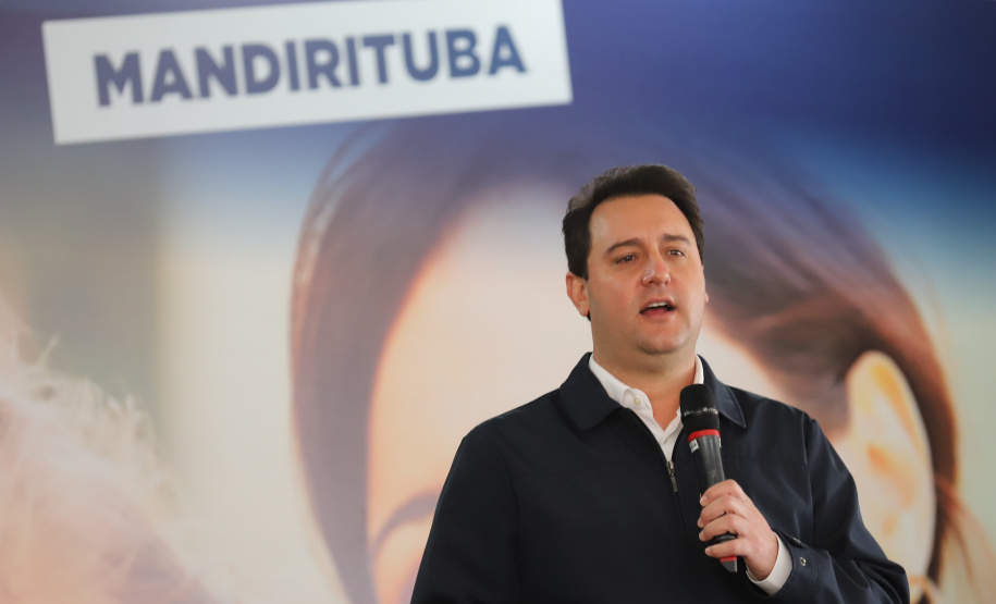 Mandirituba O governador Carlos Massa Ratinho Junior entrega nesta quinta-feira (23), em Mandirituba, na Região Metropolitana de Curitiba, 82 títulos de regularização fundiária para moradores dos bairros São João e Vila Queimados. E tambem libera R$ 1,3 milhão para pavimentação de vias. 23/09/2021 - Foto: Geraldo Bubniak/AEN