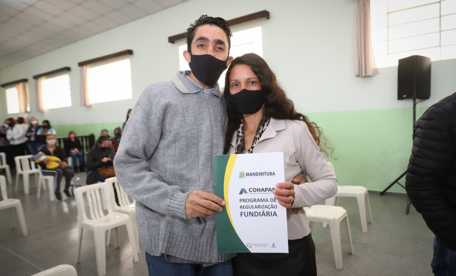 Mandirituba O governador Carlos Massa Ratinho Junior entrega nesta quinta-feira (23), em Mandirituba, na Região Metropolitana de Curitiba, 82 títulos de regularização fundiária para moradores dos bairros São João e Vila Queimados. E tambem libera R$ 1,3 milhão para pavimentação de vias. 23/09/2021 - Foto: Geraldo Bubniak/AEN