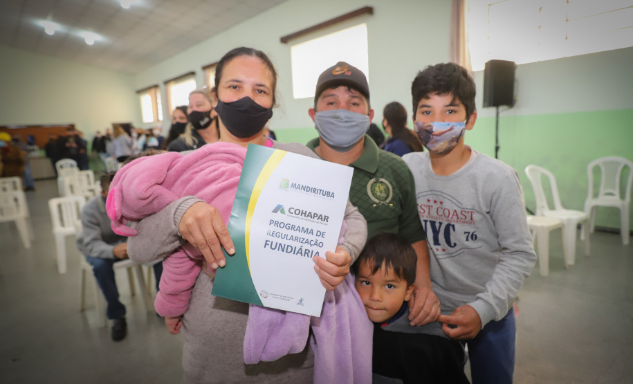 Mandirituba O governador Carlos Massa Ratinho Junior entrega nesta quinta-feira (23), em Mandirituba, na Região Metropolitana de Curitiba, 82 títulos de regularização fundiária para moradores dos bairros São João e Vila Queimados. E tambem libera R$ 1,3 milhão para pavimentação de vias. 23/09/2021 - Foto: Geraldo Bubniak/AEN