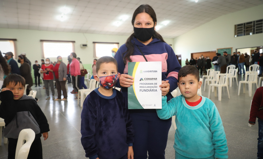 Mandirituba O governador Carlos Massa Ratinho Junior entrega nesta quinta-feira (23), em Mandirituba, na Região Metropolitana de Curitiba, 82 títulos de regularização fundiária para moradores dos bairros São João e Vila Queimados. E tambem libera R$ 1,3 milhão para pavimentação de vias. 23/09/2021 - Foto: Geraldo Bubniak/AEN