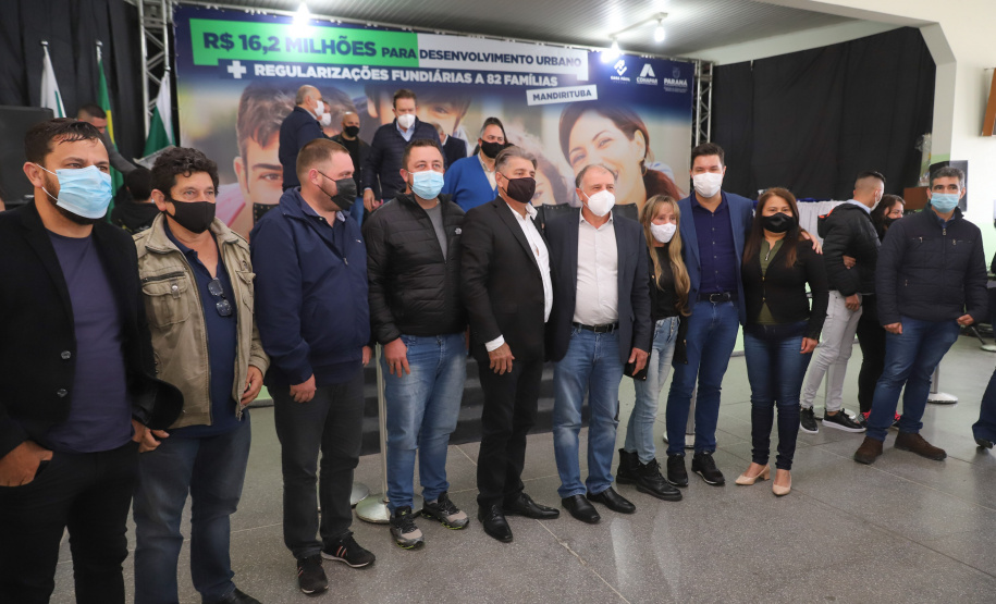 Mandirituba O governador Carlos Massa Ratinho Junior entrega nesta quinta-feira (23), em Mandirituba, na Região Metropolitana de Curitiba, 82 títulos de regularização fundiária para moradores dos bairros São João e Vila Queimados. E tambem libera R$ 1,3 milhão para pavimentação de vias. 23/09/2021 - Foto: Geraldo Bubniak/AEN