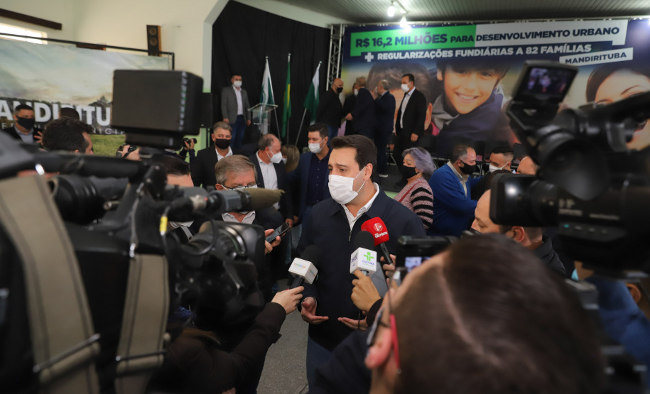 Mandirituba O governador Carlos Massa Ratinho Junior entrega nesta quinta-feira (23), em Mandirituba, na Região Metropolitana de Curitiba, 82 títulos de regularização fundiária para moradores dos bairros São João e Vila Queimados. E tambem libera R$ 1,3 milhão para pavimentação de vias. 23/09/2021 - Foto: Geraldo Bubniak/AEN