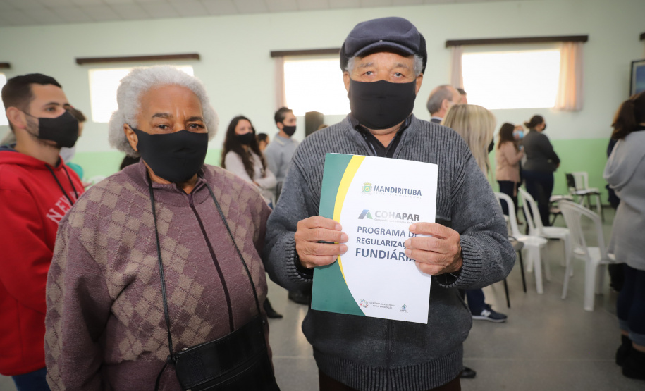 Mandirituba O governador Carlos Massa Ratinho Junior entrega nesta quinta-feira (23), em Mandirituba, na Região Metropolitana de Curitiba, 82 títulos de regularização fundiária para moradores dos bairros São João e Vila Queimados. E tambem libera R$ 1,3 milhão para pavimentação de vias. 23/09/2021 - Foto: Geraldo Bubniak/AEN