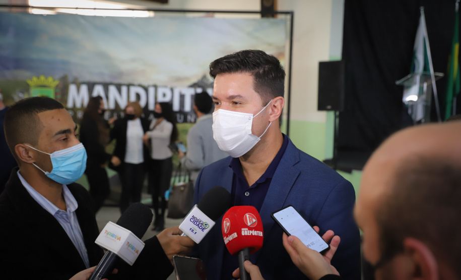 Mandirituba O governador Carlos Massa Ratinho Junior entrega nesta quinta-feira (23), em Mandirituba, na Região Metropolitana de Curitiba, 82 títulos de regularização fundiária para moradores dos bairros São João e Vila Queimados. E tambem libera R$ 1,3 milhão para pavimentação de vias. 23/09/2021 - Foto: Geraldo Bubniak/AEN
