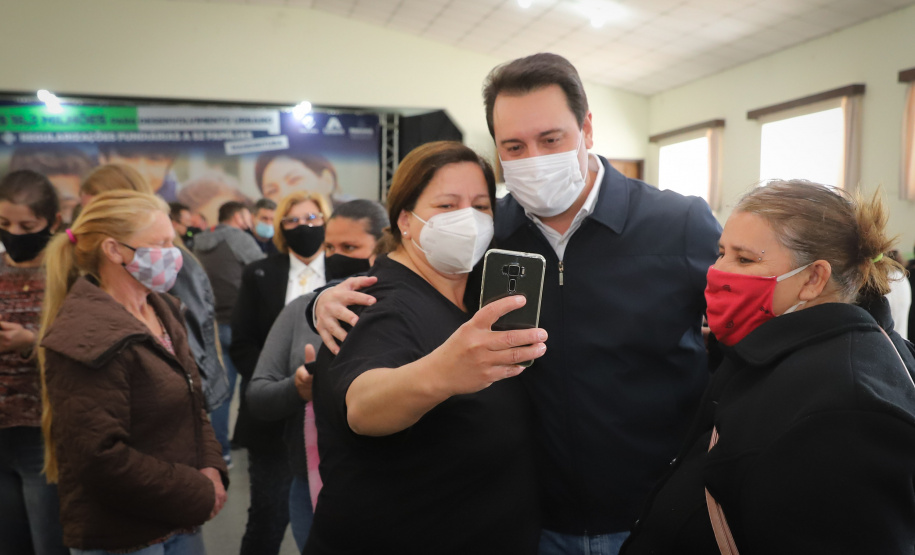 Mandirituba O governador Carlos Massa Ratinho Junior entrega nesta quinta-feira (23), em Mandirituba, na Região Metropolitana de Curitiba, 82 títulos de regularização fundiária para moradores dos bairros São João e Vila Queimados. E tambem libera R$ 1,3 milhão para pavimentação de vias. 23/09/2021 - Foto: Geraldo Bubniak/AEN