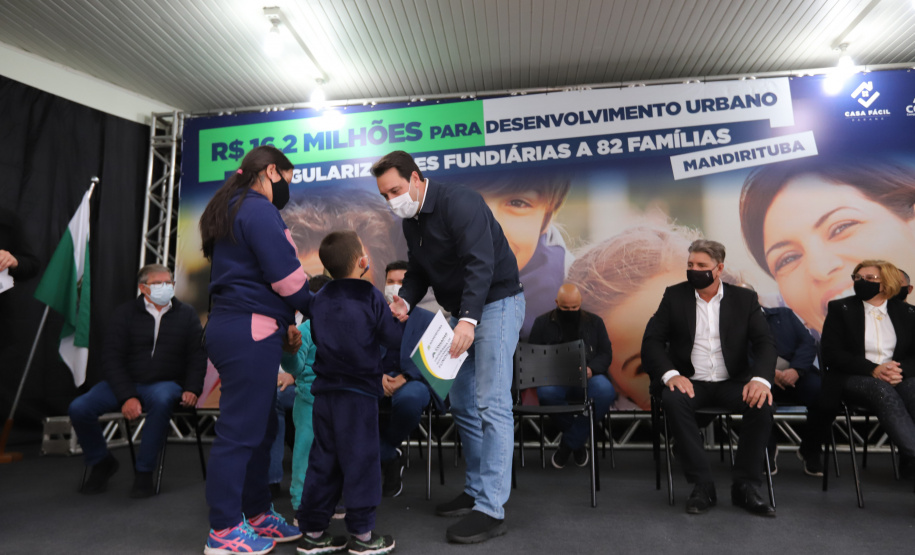 Mandirituba O governador Carlos Massa Ratinho Junior entrega nesta quinta-feira (23), em Mandirituba, na Região Metropolitana de Curitiba, 82 títulos de regularização fundiária para moradores dos bairros São João e Vila Queimados. E tambem libera R$ 1,3 milhão para pavimentação de vias. 23/09/2021 - Foto: Geraldo Bubniak/AEN