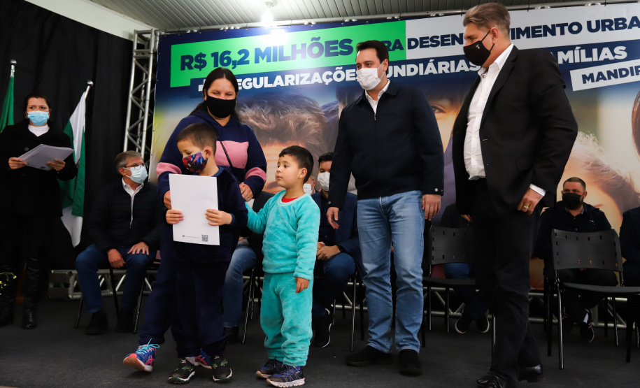 Mandirituba O governador Carlos Massa Ratinho Junior entrega nesta quinta-feira (23), em Mandirituba, na Região Metropolitana de Curitiba, 82 títulos de regularização fundiária para moradores dos bairros São João e Vila Queimados. E tambem libera R$ 1,3 milhão para pavimentação de vias. 23/09/2021 - Foto: Geraldo Bubniak/AEN